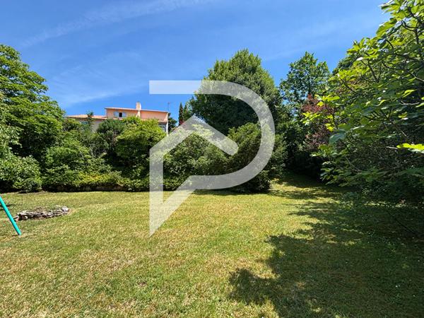 Maison familiale au calme avec beau terrain arboré de 3 400m², À visiter sans tarder !