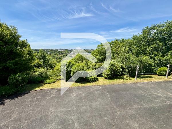 Maison familiale au calme avec beau terrain arboré de 3 400m², À visiter sans tarder !