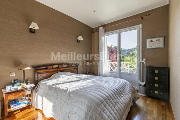 VILLENNES SUR SEINE - ILE PRIVEE - MAISON 150 M² - 4 CHAMBRES - TERRAIN 1500 M² - VERANDA - BOX -