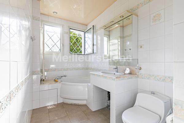 VILLENNES SUR SEINE - ILE PRIVEE - MAISON 150 M² - 4 CHAMBRES - TERRAIN 1500 M² - VERANDA - BOX -