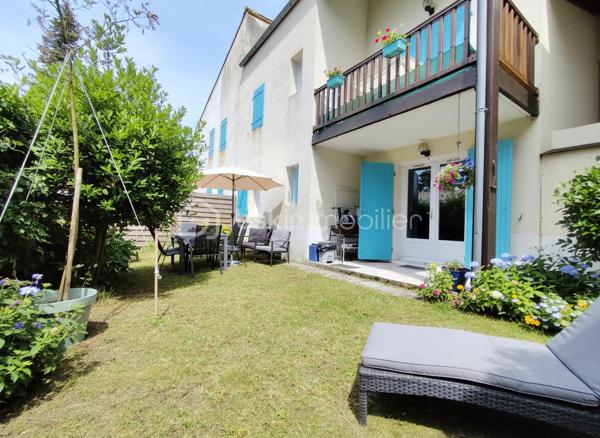 Idéalement situé au sein d'une petite copropriété d'un seul étage, découvrez ce bien rare niché dans un environnement préservé, à seulement 200 mètres à pied de la plage et du cœur de la commune.
UN VÉRITABLE HAVRE DE PAIX EXPOSÉ SUD-OUEST
Le point fort incontestable de ce bien est son espace extérieur. Entièrement ceinturé par de belles haies denses, il vous garantit une intimité totale et un parfait sans vis-à-vis. Déjà aménagé pour vos moments de convivialité, cet espace détente est idéal pour vos repas d'été, vos barbecues en famille ou vos instants de relaxation au vert. Un accès direct et pratique simplifie la vie quotidienne et met en valeur cet extérieur privilégié.
- Une agréable pièce de vie lumineuse avec kitchenette équipée.
- Une chambre confortable.
- Une salle de bain fonctionnelle. WC séparé
- Une entrée avec placards offrant un bel espace de rangement.

Les + : 1 place de stationnement privative ainsi que 2 box, parfaits pour stocker vos équipements de plage, vélos ou rangements divers.

L'EMPLACEMENT : Tout à pied !
Profitez d'une accessibilité optimale avec un accès direct vers le cœur de la vie locale. La place, ses commerces, ses terrasses et ses animations sont accessibles en quelques pas, vous permettant de tout faire à pied ou à vélo, tout en restant parfaitement au calme, sans l'inconvénient des nuisances sonores.

Un bien idéal pour un investissement locatif, une résidence secondaire ou pour des acquéreurs exigeants à la recherche d'un cadre parfait pour profiter du littoral en toute sérénité.