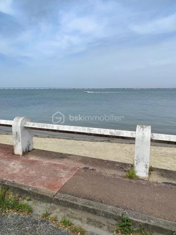 Idéalement situé au sein d'une petite copropriété d'un seul étage, découvrez ce bien rare niché dans un environnement préservé, à seulement 200 mètres à pied de la plage et du cœur de la commune.
UN VÉRITABLE HAVRE DE PAIX EXPOSÉ SUD-OUEST
Le point fort incontestable de ce bien est son espace extérieur. Entièrement ceinturé par de belles haies denses, il vous garantit une intimité totale et un parfait sans vis-à-vis. Déjà aménagé pour vos moments de convivialité, cet espace détente est idéal pour vos repas d'été, vos barbecues en famille ou vos instants de relaxation au vert. Un accès direct et pratique simplifie la vie quotidienne et met en valeur cet extérieur privilégié.
- Une agréable pièce de vie lumineuse avec kitchenette équipée.
- Une chambre confortable.
- Une salle de bain fonctionnelle. WC séparé
- Une entrée avec placards offrant un bel espace de rangement.

Les + : 1 place de stationnement privative ainsi que 2 box, parfaits pour stocker vos équipements de plage, vélos ou rangements divers.

L'EMPLACEMENT : Tout à pied !
Profitez d'une accessibilité optimale avec un accès direct vers le cœur de la vie locale. La place, ses commerces, ses terrasses et ses animations sont accessibles en quelques pas, vous permettant de tout faire à pied ou à vélo, tout en restant parfaitement au calme, sans l'inconvénient des nuisances sonores.

Un bien idéal pour un investissement locatif, une résidence secondaire ou pour des acquéreurs exigeants à la recherche d'un cadre parfait pour profiter du littoral en toute sérénité.