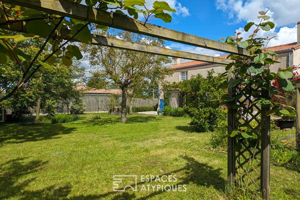 Maison familiale avec jardin arboré au calme à La Chapelle-Basse-Mer