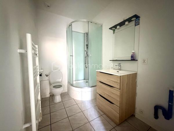 Situé au rez-de-chaussée d’une petite copropriété calme, ce bien se compose de :
	•	un séjour avec cuisine aménagée et équipée
	•	une chambre entièrement réisolée
	•	une salle d’eau avec WC

Ses atouts +++:
- Climatisation réversible dans tout l’appartement
- Parking libre et privatif devant la résidence
- Petite copropriété
- Chambre réisolée pour un confort thermique optimal

Ce bien conviendra parfaitement à un investisseur en quête d’un placement locatif attractif, ou à un primo-accédant souhaitant réaliser son premier achat dans un cadre pratique et accessible.

Contactez-moi dès aujourd’hui pour organiser une visite !