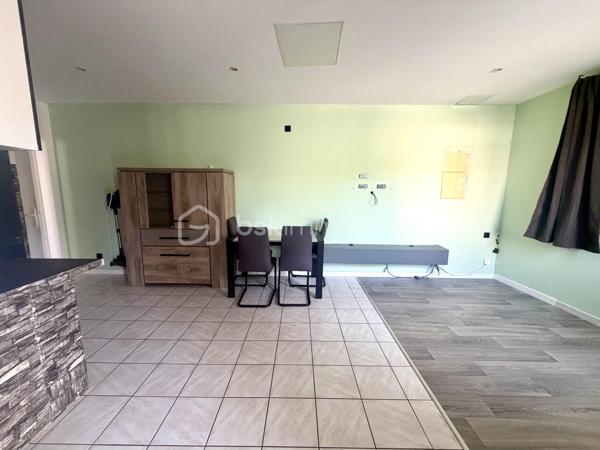 Situé au rez-de-chaussée d’une petite copropriété calme, ce bien se compose de :
	•	un séjour avec cuisine aménagée et équipée
	•	une chambre entièrement réisolée
	•	une salle d’eau avec WC

Ses atouts +++:
- Climatisation réversible dans tout l’appartement
- Parking libre et privatif devant la résidence
- Petite copropriété
- Chambre réisolée pour un confort thermique optimal

Ce bien conviendra parfaitement à un investisseur en quête d’un placement locatif attractif, ou à un primo-accédant souhaitant réaliser son premier achat dans un cadre pratique et accessible.

Contactez-moi dès aujourd’hui pour organiser une visite !