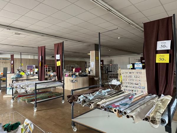 À LOUER, LOCAL COMMERCIAL 358 m² ZONE COMMERCIALE DES 4 ÂNES Rochefort