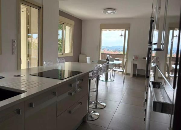 Maison de maçon rénovée avec matériaux de qualité