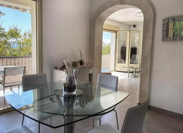 Maison de maçon rénovée avec matériaux de qualité