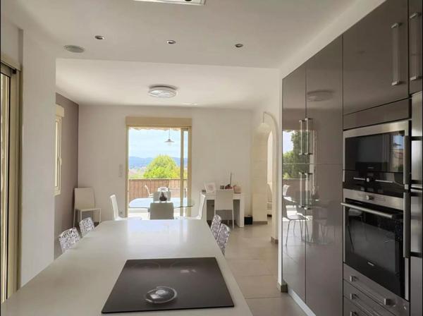 Maison de maçon rénovée avec matériaux de qualité