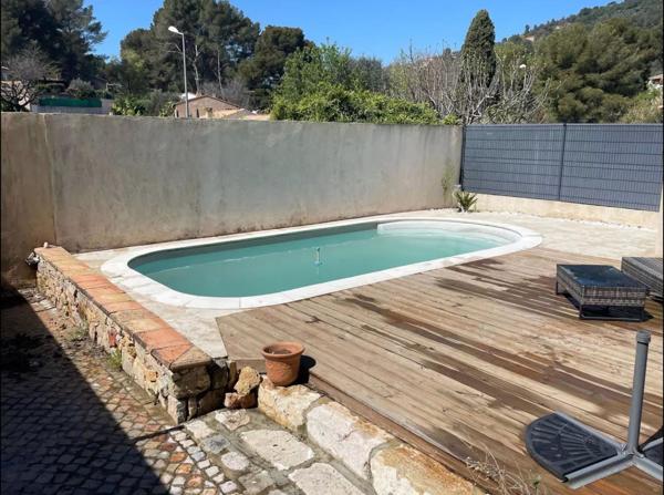 Maison de maçon rénovée avec matériaux de qualité