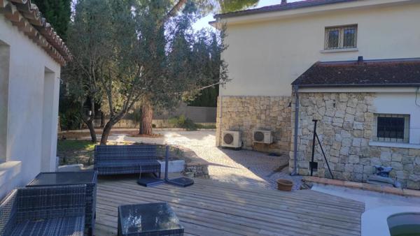 Maison de maçon rénovée avec matériaux de qualité