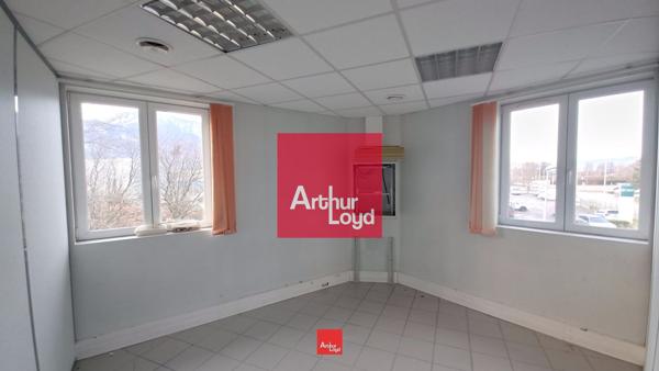 Bureaux à louer à Moirans open space lumineux et accès parking