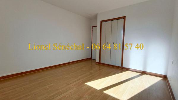 Maison sans vis - à - vis 13 pièces 172 m2 sur une parcelle de 7 000 m2