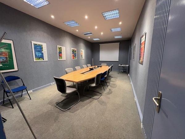 Bureaux à vendre à Limours site indépendant avec nombreux stationnements