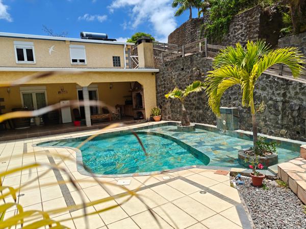 Villa de 165 m2 de type F4 au retrait de la ville