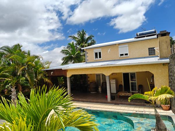 Villa de 165 m2 de type F4 au retrait de la ville