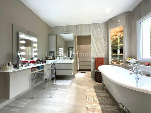 BOULIAC VILLA T6 235M² PLAIN-PIED, PISCINE, GARAGE