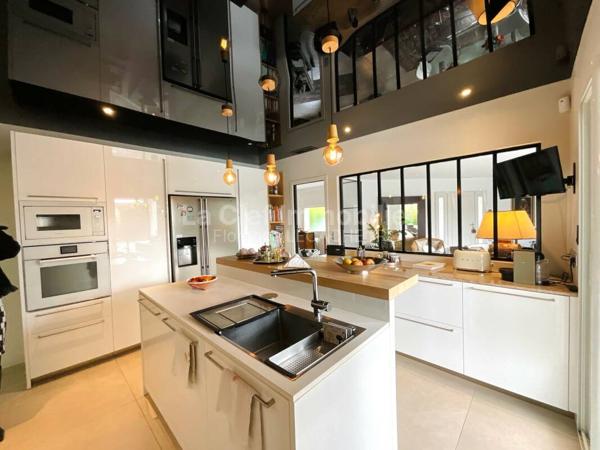 BOULIAC VILLA T6 235M² PLAIN-PIED, PISCINE, GARAGE