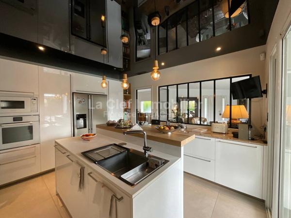 BOULIAC VILLA T6 235M² PLAIN-PIED, PISCINE, GARAGE