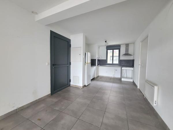 A 2 pas de l'Avenue Thiers, local 3 pièces 54 m² de plein-pied idéal médecin, profession libérale avec terrasse et jardin, en bon état général n'attend plus que vous pour développer votre activité! , Bordeaux