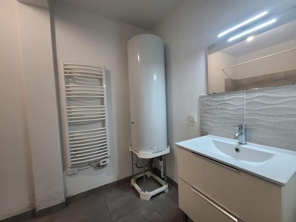 A 2 pas de l'Avenue Thiers, local 3 pièces 54 m² de plein-pied idéal médecin, profession libérale avec terrasse et jardin, en bon état général n'attend plus que vous pour développer votre activité! , Bordeaux