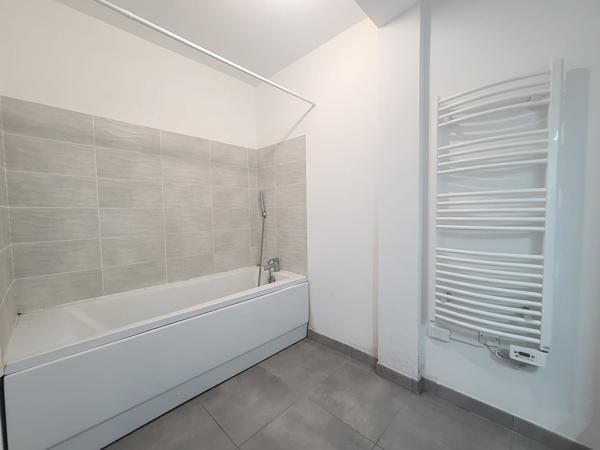 A 2 pas de l'Avenue Thiers, local 3 pièces 54 m² de plein-pied idéal médecin, profession libérale avec terrasse et jardin, en bon état général n'attend plus que vous pour développer votre activité! , Bordeaux