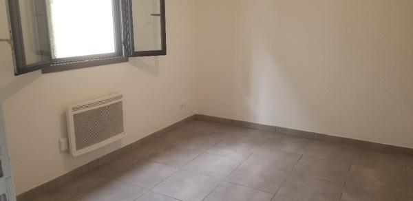 A 2 pas de l'Avenue Thiers, local 3 pièces 54 m² de plein-pied idéal médecin, profession libérale avec terrasse et jardin, en bon état général n'attend plus que vous pour développer votre activité! , Bordeaux