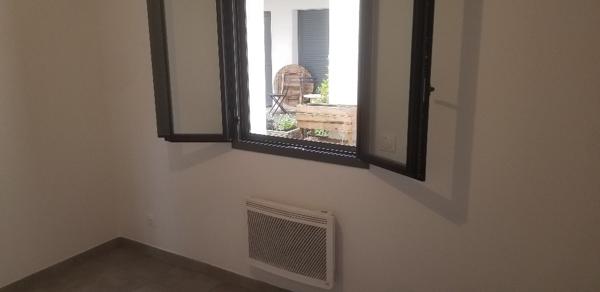 A 2 pas de l'Avenue Thiers, local 3 pièces 54 m² de plein-pied idéal médecin, profession libérale avec terrasse et jardin, en bon état général n'attend plus que vous pour développer votre activité! , Bordeaux