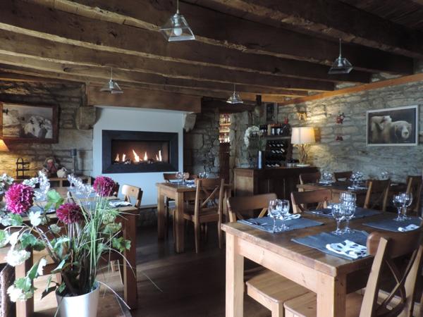 Restaurant chaleureux avec logement de fonction à Pontivy – Idéal pour un couple, licence 4 et fort potentiel