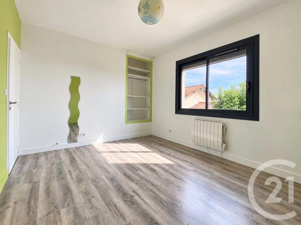 Maison à vendre  4 pièces - 120 m 2   GENAS  - 69