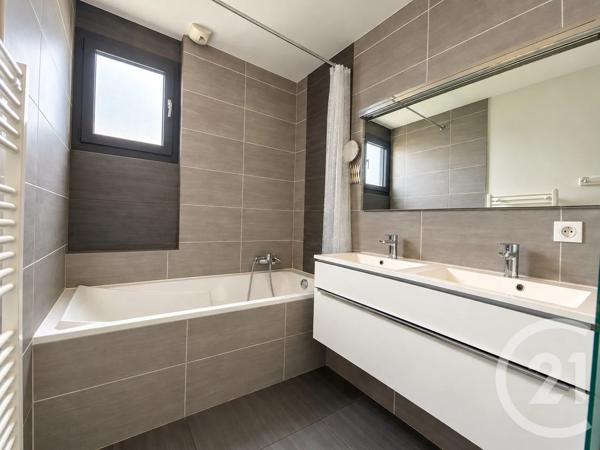 Maison à vendre  4 pièces - 120 m 2   GENAS  - 69