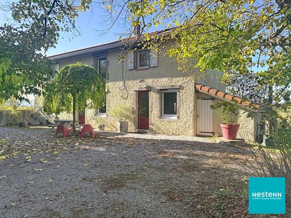 A 5 min du centre de Feurs, ancienne ferme rénovée de 144,05 m2 habitables sur 13606 m2 de terrain avec dépendances