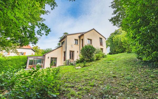 Maison à vendre    8 pièces •  Ville-en-Selve