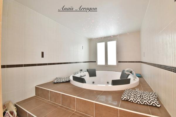 Demeure d’exception de 250 m² avec piscine, tennis et parc arboré à Saint-Sylvestre-sur-Lot(47)