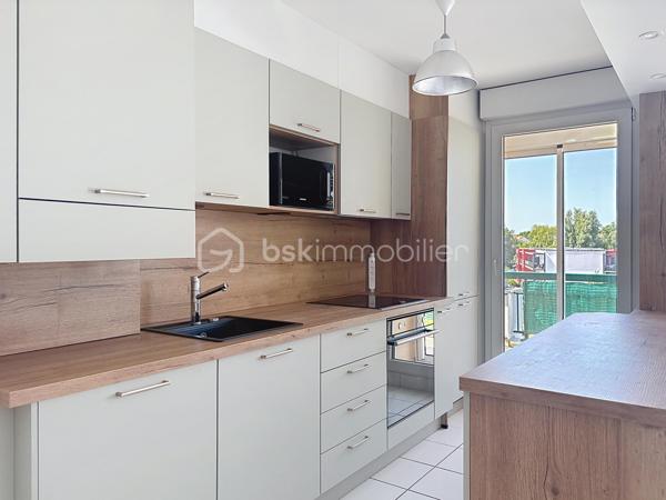 Situé au 3ᵉ et dernier étage avec ascenseur d’une résidence calme, sécurisée et parfaitement entretenue, dans un quartier résidentiel agréable, ce bel appartement offre un cadre de vie idéal.
Vous serez séduit par sa lumineuse pièce de vie, composée d’un salon-séjour ouvert sur une cuisine récente, entièrement équipée et aménagée. Cet espace convivial s’ouvre sur un balcon ainsi qu’une loggia, parfaits pour profiter d’un extérieur.
L’espace nuit comprend actuellement deux chambres, dont une avec de nombreux placards. Cette dernière offre un beau potentiel d’aménagement puisqu’elle peut facilement être divisée afin de créer une troisième chambre, selon vos besoins. Une salle de bains complète cet espace.
Côté prestations, ce bien dispose également d’une cave, d’un garage fermé et d’une place de stationnement privative en extérieur. Les résidents bénéficient en outre d’un accès à la piscine de la copropriété, un véritable atout pour les beaux jours.
À proximité des commerces, des écoles, des transports et à quelques minutes de Dijon, cet appartement allie confort, fonctionnalité et potentiel d’évolution.
Les atouts :
- Résidence calme dans un quartier résidentiel recherché
- Cuisine récente ouverte sur le séjour
- Balcon et loggia
- Nombreux rangements
- Cave, garage fermé et place de parking privative
- Piscine en copropriété
Prenez rendez-vous pour visiter !