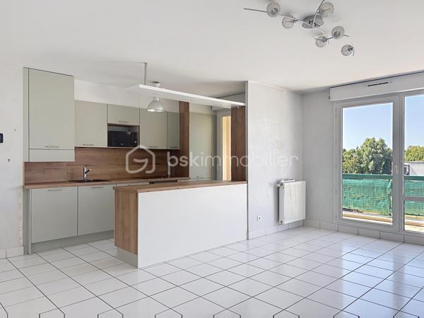 Situé au 3ᵉ et dernier étage avec ascenseur d’une résidence calme, sécurisée et parfaitement entretenue, dans un quartier résidentiel agréable, ce bel appartement offre un cadre de vie idéal.
Vous serez séduit par sa lumineuse pièce de vie, composée d’un salon-séjour ouvert sur une cuisine récente, entièrement équipée et aménagée. Cet espace convivial s’ouvre sur un balcon ainsi qu’une loggia, parfaits pour profiter d’un extérieur.
L’espace nuit comprend actuellement deux chambres, dont une avec de nombreux placards. Cette dernière offre un beau potentiel d’aménagement puisqu’elle peut facilement être divisée afin de créer une troisième chambre, selon vos besoins. Une salle de bains complète cet espace.
Côté prestations, ce bien dispose également d’une cave, d’un garage fermé et d’une place de stationnement privative en extérieur. Les résidents bénéficient en outre d’un accès à la piscine de la copropriété, un véritable atout pour les beaux jours.
À proximité des commerces, des écoles, des transports et à quelques minutes de Dijon, cet appartement allie confort, fonctionnalité et potentiel d’évolution.
Les atouts :
- Résidence calme dans un quartier résidentiel recherché
- Cuisine récente ouverte sur le séjour
- Balcon et loggia
- Nombreux rangements
- Cave, garage fermé et place de parking privative
- Piscine en copropriété
Prenez rendez-vous pour visiter !