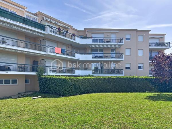 Situé au 3ᵉ et dernier étage avec ascenseur d’une résidence calme, sécurisée et parfaitement entretenue, dans un quartier résidentiel agréable, ce bel appartement offre un cadre de vie idéal.
Vous serez séduit par sa lumineuse pièce de vie, composée d’un salon-séjour ouvert sur une cuisine récente, entièrement équipée et aménagée. Cet espace convivial s’ouvre sur un balcon ainsi qu’une loggia, parfaits pour profiter d’un extérieur.
L’espace nuit comprend actuellement deux chambres, dont une avec de nombreux placards. Cette dernière offre un beau potentiel d’aménagement puisqu’elle peut facilement être divisée afin de créer une troisième chambre, selon vos besoins. Une salle de bains complète cet espace.
Côté prestations, ce bien dispose également d’une cave, d’un garage fermé et d’une place de stationnement privative en extérieur. Les résidents bénéficient en outre d’un accès à la piscine de la copropriété, un véritable atout pour les beaux jours.
À proximité des commerces, des écoles, des transports et à quelques minutes de Dijon, cet appartement allie confort, fonctionnalité et potentiel d’évolution.
Les atouts :
- Résidence calme dans un quartier résidentiel recherché
- Cuisine récente ouverte sur le séjour
- Balcon et loggia
- Nombreux rangements
- Cave, garage fermé et place de parking privative
- Piscine en copropriété
Prenez rendez-vous pour visiter !