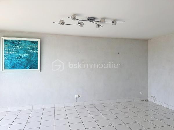 Situé au 3ᵉ et dernier étage avec ascenseur d’une résidence calme, sécurisée et parfaitement entretenue, dans un quartier résidentiel agréable, ce bel appartement offre un cadre de vie idéal.
Vous serez séduit par sa lumineuse pièce de vie, composée d’un salon-séjour ouvert sur une cuisine récente, entièrement équipée et aménagée. Cet espace convivial s’ouvre sur un balcon ainsi qu’une loggia, parfaits pour profiter d’un extérieur.
L’espace nuit comprend actuellement deux chambres, dont une avec de nombreux placards. Cette dernière offre un beau potentiel d’aménagement puisqu’elle peut facilement être divisée afin de créer une troisième chambre, selon vos besoins. Une salle de bains complète cet espace.
Côté prestations, ce bien dispose également d’une cave, d’un garage fermé et d’une place de stationnement privative en extérieur. Les résidents bénéficient en outre d’un accès à la piscine de la copropriété, un véritable atout pour les beaux jours.
À proximité des commerces, des écoles, des transports et à quelques minutes de Dijon, cet appartement allie confort, fonctionnalité et potentiel d’évolution.
Les atouts :
- Résidence calme dans un quartier résidentiel recherché
- Cuisine récente ouverte sur le séjour
- Balcon et loggia
- Nombreux rangements
- Cave, garage fermé et place de parking privative
- Piscine en copropriété
Prenez rendez-vous pour visiter !