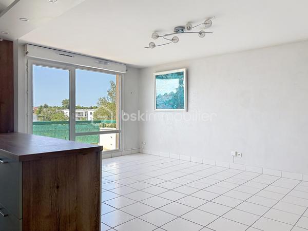 Situé au 3ᵉ et dernier étage avec ascenseur d’une résidence calme, sécurisée et parfaitement entretenue, dans un quartier résidentiel agréable, ce bel appartement offre un cadre de vie idéal.
Vous serez séduit par sa lumineuse pièce de vie, composée d’un salon-séjour ouvert sur une cuisine récente, entièrement équipée et aménagée. Cet espace convivial s’ouvre sur un balcon ainsi qu’une loggia, parfaits pour profiter d’un extérieur.
L’espace nuit comprend actuellement deux chambres, dont une avec de nombreux placards. Cette dernière offre un beau potentiel d’aménagement puisqu’elle peut facilement être divisée afin de créer une troisième chambre, selon vos besoins. Une salle de bains complète cet espace.
Côté prestations, ce bien dispose également d’une cave, d’un garage fermé et d’une place de stationnement privative en extérieur. Les résidents bénéficient en outre d’un accès à la piscine de la copropriété, un véritable atout pour les beaux jours.
À proximité des commerces, des écoles, des transports et à quelques minutes de Dijon, cet appartement allie confort, fonctionnalité et potentiel d’évolution.
Les atouts :
- Résidence calme dans un quartier résidentiel recherché
- Cuisine récente ouverte sur le séjour
- Balcon et loggia
- Nombreux rangements
- Cave, garage fermé et place de parking privative
- Piscine en copropriété
Prenez rendez-vous pour visiter !