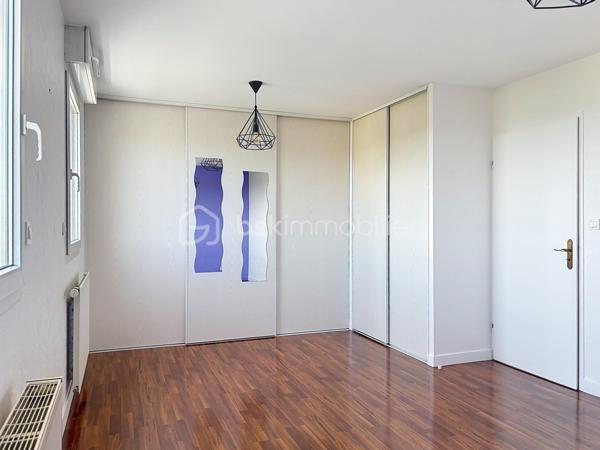 Situé au 3ᵉ et dernier étage avec ascenseur d’une résidence calme, sécurisée et parfaitement entretenue, dans un quartier résidentiel agréable, ce bel appartement offre un cadre de vie idéal.
Vous serez séduit par sa lumineuse pièce de vie, composée d’un salon-séjour ouvert sur une cuisine récente, entièrement équipée et aménagée. Cet espace convivial s’ouvre sur un balcon ainsi qu’une loggia, parfaits pour profiter d’un extérieur.
L’espace nuit comprend actuellement deux chambres, dont une avec de nombreux placards. Cette dernière offre un beau potentiel d’aménagement puisqu’elle peut facilement être divisée afin de créer une troisième chambre, selon vos besoins. Une salle de bains complète cet espace.
Côté prestations, ce bien dispose également d’une cave, d’un garage fermé et d’une place de stationnement privative en extérieur. Les résidents bénéficient en outre d’un accès à la piscine de la copropriété, un véritable atout pour les beaux jours.
À proximité des commerces, des écoles, des transports et à quelques minutes de Dijon, cet appartement allie confort, fonctionnalité et potentiel d’évolution.
Les atouts :
- Résidence calme dans un quartier résidentiel recherché
- Cuisine récente ouverte sur le séjour
- Balcon et loggia
- Nombreux rangements
- Cave, garage fermé et place de parking privative
- Piscine en copropriété
Prenez rendez-vous pour visiter !