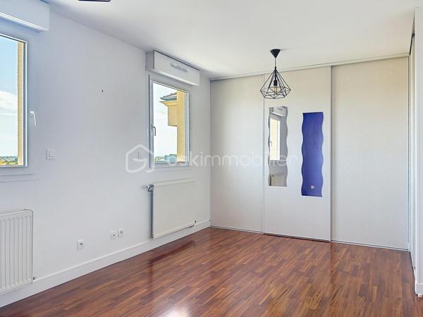 Situé au 3ᵉ et dernier étage avec ascenseur d’une résidence calme, sécurisée et parfaitement entretenue, dans un quartier résidentiel agréable, ce bel appartement offre un cadre de vie idéal.
Vous serez séduit par sa lumineuse pièce de vie, composée d’un salon-séjour ouvert sur une cuisine récente, entièrement équipée et aménagée. Cet espace convivial s’ouvre sur un balcon ainsi qu’une loggia, parfaits pour profiter d’un extérieur.
L’espace nuit comprend actuellement deux chambres, dont une avec de nombreux placards. Cette dernière offre un beau potentiel d’aménagement puisqu’elle peut facilement être divisée afin de créer une troisième chambre, selon vos besoins. Une salle de bains complète cet espace.
Côté prestations, ce bien dispose également d’une cave, d’un garage fermé et d’une place de stationnement privative en extérieur. Les résidents bénéficient en outre d’un accès à la piscine de la copropriété, un véritable atout pour les beaux jours.
À proximité des commerces, des écoles, des transports et à quelques minutes de Dijon, cet appartement allie confort, fonctionnalité et potentiel d’évolution.
Les atouts :
- Résidence calme dans un quartier résidentiel recherché
- Cuisine récente ouverte sur le séjour
- Balcon et loggia
- Nombreux rangements
- Cave, garage fermé et place de parking privative
- Piscine en copropriété
Prenez rendez-vous pour visiter !