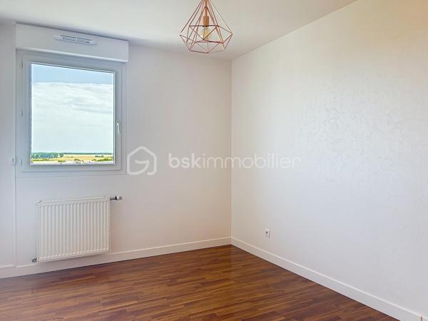 Situé au 3ᵉ et dernier étage avec ascenseur d’une résidence calme, sécurisée et parfaitement entretenue, dans un quartier résidentiel agréable, ce bel appartement offre un cadre de vie idéal.
Vous serez séduit par sa lumineuse pièce de vie, composée d’un salon-séjour ouvert sur une cuisine récente, entièrement équipée et aménagée. Cet espace convivial s’ouvre sur un balcon ainsi qu’une loggia, parfaits pour profiter d’un extérieur.
L’espace nuit comprend actuellement deux chambres, dont une avec de nombreux placards. Cette dernière offre un beau potentiel d’aménagement puisqu’elle peut facilement être divisée afin de créer une troisième chambre, selon vos besoins. Une salle de bains complète cet espace.
Côté prestations, ce bien dispose également d’une cave, d’un garage fermé et d’une place de stationnement privative en extérieur. Les résidents bénéficient en outre d’un accès à la piscine de la copropriété, un véritable atout pour les beaux jours.
À proximité des commerces, des écoles, des transports et à quelques minutes de Dijon, cet appartement allie confort, fonctionnalité et potentiel d’évolution.
Les atouts :
- Résidence calme dans un quartier résidentiel recherché
- Cuisine récente ouverte sur le séjour
- Balcon et loggia
- Nombreux rangements
- Cave, garage fermé et place de parking privative
- Piscine en copropriété
Prenez rendez-vous pour visiter !