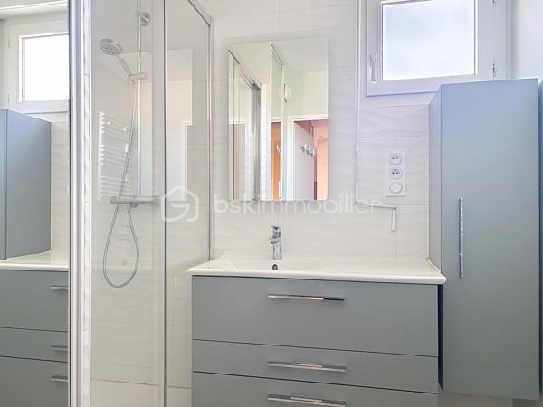 Situé au 3ᵉ et dernier étage avec ascenseur d’une résidence calme, sécurisée et parfaitement entretenue, dans un quartier résidentiel agréable, ce bel appartement offre un cadre de vie idéal.
Vous serez séduit par sa lumineuse pièce de vie, composée d’un salon-séjour ouvert sur une cuisine récente, entièrement équipée et aménagée. Cet espace convivial s’ouvre sur un balcon ainsi qu’une loggia, parfaits pour profiter d’un extérieur.
L’espace nuit comprend actuellement deux chambres, dont une avec de nombreux placards. Cette dernière offre un beau potentiel d’aménagement puisqu’elle peut facilement être divisée afin de créer une troisième chambre, selon vos besoins. Une salle de bains complète cet espace.
Côté prestations, ce bien dispose également d’une cave, d’un garage fermé et d’une place de stationnement privative en extérieur. Les résidents bénéficient en outre d’un accès à la piscine de la copropriété, un véritable atout pour les beaux jours.
À proximité des commerces, des écoles, des transports et à quelques minutes de Dijon, cet appartement allie confort, fonctionnalité et potentiel d’évolution.
Les atouts :
- Résidence calme dans un quartier résidentiel recherché
- Cuisine récente ouverte sur le séjour
- Balcon et loggia
- Nombreux rangements
- Cave, garage fermé et place de parking privative
- Piscine en copropriété
Prenez rendez-vous pour visiter !