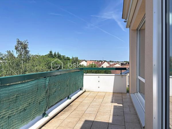Situé au 3ᵉ et dernier étage avec ascenseur d’une résidence calme, sécurisée et parfaitement entretenue, dans un quartier résidentiel agréable, ce bel appartement offre un cadre de vie idéal.
Vous serez séduit par sa lumineuse pièce de vie, composée d’un salon-séjour ouvert sur une cuisine récente, entièrement équipée et aménagée. Cet espace convivial s’ouvre sur un balcon ainsi qu’une loggia, parfaits pour profiter d’un extérieur.
L’espace nuit comprend actuellement deux chambres, dont une avec de nombreux placards. Cette dernière offre un beau potentiel d’aménagement puisqu’elle peut facilement être divisée afin de créer une troisième chambre, selon vos besoins. Une salle de bains complète cet espace.
Côté prestations, ce bien dispose également d’une cave, d’un garage fermé et d’une place de stationnement privative en extérieur. Les résidents bénéficient en outre d’un accès à la piscine de la copropriété, un véritable atout pour les beaux jours.
À proximité des commerces, des écoles, des transports et à quelques minutes de Dijon, cet appartement allie confort, fonctionnalité et potentiel d’évolution.
Les atouts :
- Résidence calme dans un quartier résidentiel recherché
- Cuisine récente ouverte sur le séjour
- Balcon et loggia
- Nombreux rangements
- Cave, garage fermé et place de parking privative
- Piscine en copropriété
Prenez rendez-vous pour visiter !