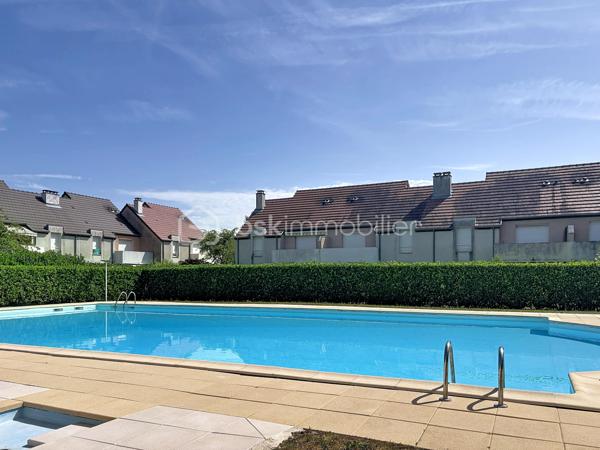 Situé au 3ᵉ et dernier étage avec ascenseur d’une résidence calme, sécurisée et parfaitement entretenue, dans un quartier résidentiel agréable, ce bel appartement offre un cadre de vie idéal.
Vous serez séduit par sa lumineuse pièce de vie, composée d’un salon-séjour ouvert sur une cuisine récente, entièrement équipée et aménagée. Cet espace convivial s’ouvre sur un balcon ainsi qu’une loggia, parfaits pour profiter d’un extérieur.
L’espace nuit comprend actuellement deux chambres, dont une avec de nombreux placards. Cette dernière offre un beau potentiel d’aménagement puisqu’elle peut facilement être divisée afin de créer une troisième chambre, selon vos besoins. Une salle de bains complète cet espace.
Côté prestations, ce bien dispose également d’une cave, d’un garage fermé et d’une place de stationnement privative en extérieur. Les résidents bénéficient en outre d’un accès à la piscine de la copropriété, un véritable atout pour les beaux jours.
À proximité des commerces, des écoles, des transports et à quelques minutes de Dijon, cet appartement allie confort, fonctionnalité et potentiel d’évolution.
Les atouts :
- Résidence calme dans un quartier résidentiel recherché
- Cuisine récente ouverte sur le séjour
- Balcon et loggia
- Nombreux rangements
- Cave, garage fermé et place de parking privative
- Piscine en copropriété
Prenez rendez-vous pour visiter !