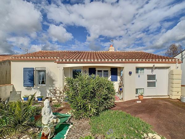 A VENDRE Maison de plain pied composée d'un séjour avec cuisine aménagée, un garage, deux chambres.