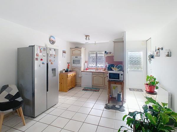 A VENDRE Maison de plain pied composée d'un séjour avec cuisine aménagée, un garage, deux chambres.