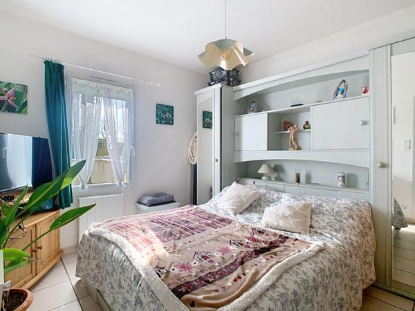 A VENDRE Maison de plain pied composée d'un séjour avec cuisine aménagée, un garage, deux chambres.