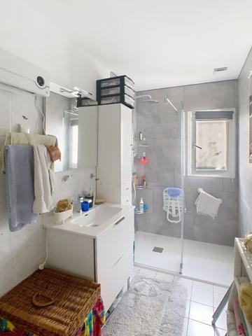 A VENDRE Maison de plain pied composée d'un séjour avec cuisine aménagée, un garage, deux chambres.