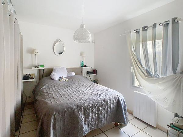 A VENDRE Maison de plain pied composée d'un séjour avec cuisine aménagée, un garage, deux chambres.